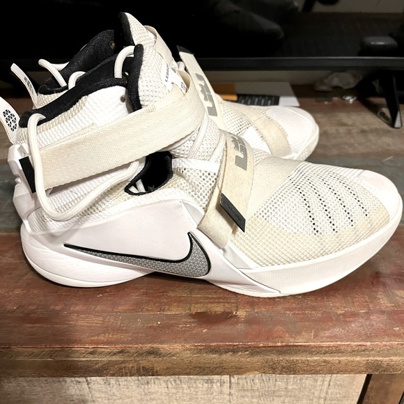 Size 7, Lebron soldier 9 GS, no box - Picture 1 of 5